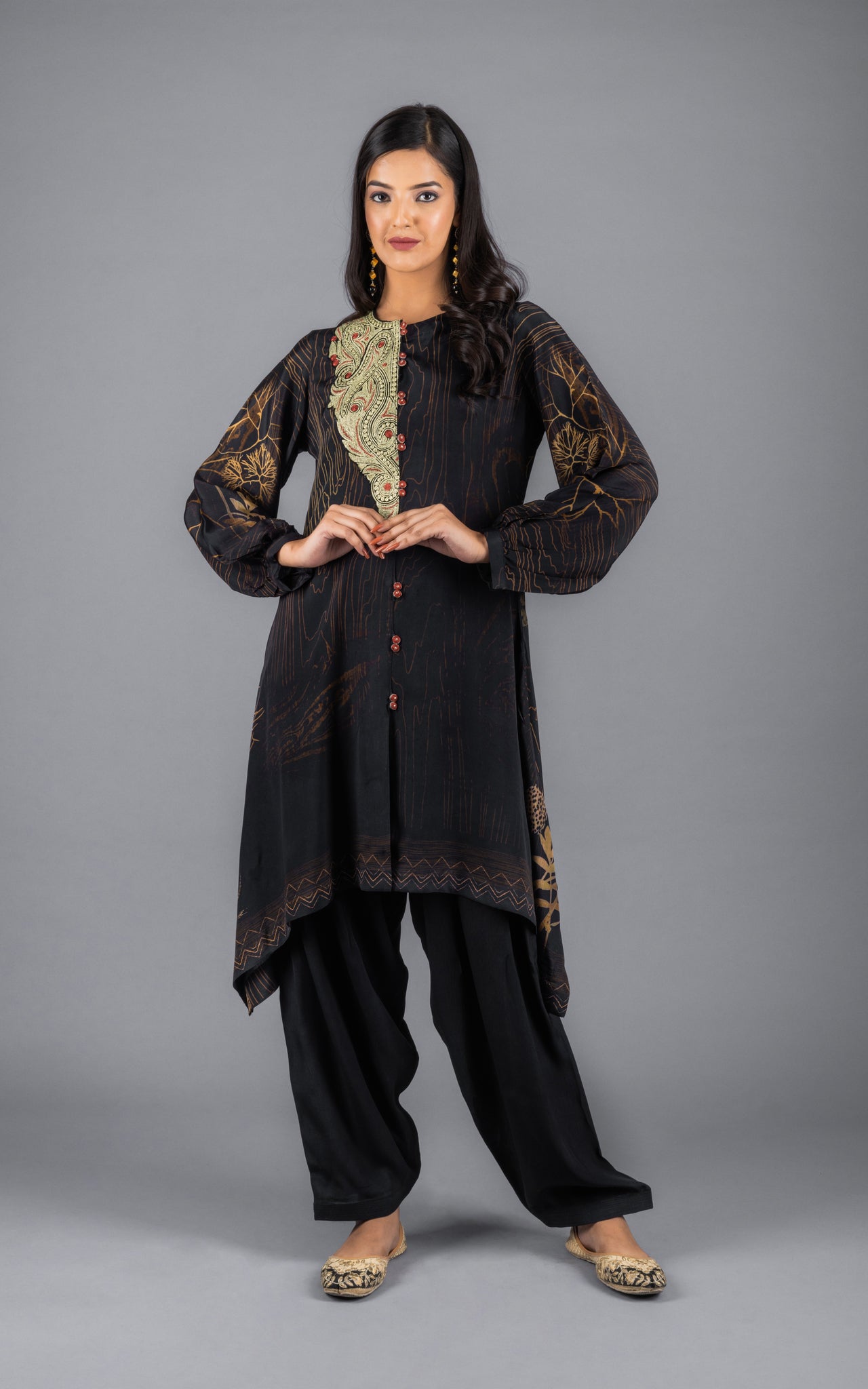 Halah Crepe Set With Embroidered Neck