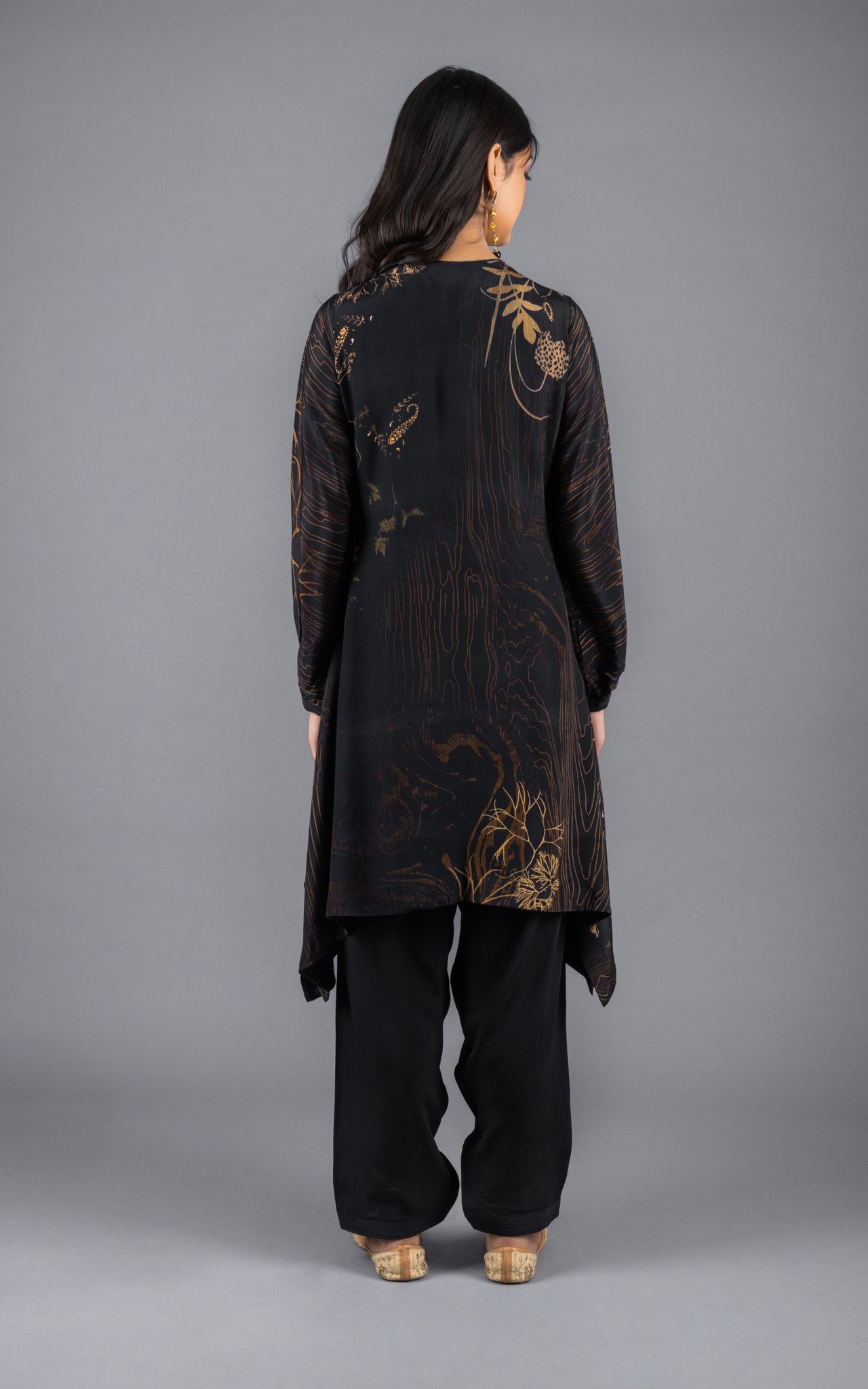 Halah Crepe Set With Embroidered Neck - Neetika Chopra